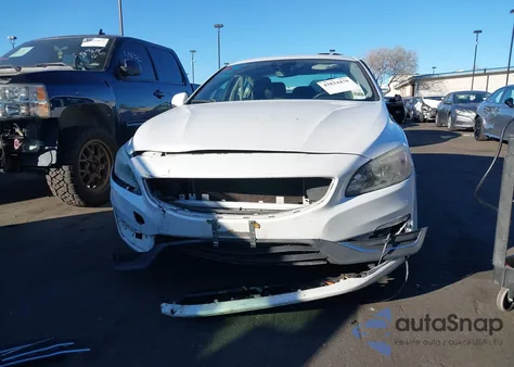 2016 Volvo S60 T5 Drive-E Premier z USA, uszkodzony, nr VIN YV126MFK1G2409642